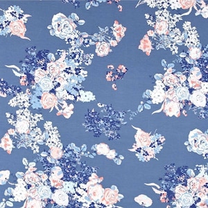 Può includere: Un tessuto blu con un motivo floreale bianco e rosa. I fiori sono disposti a grappoli e hanno un aspetto vintage.