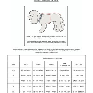 Puede incluir: Una tabla de tallas para ropa de perro, que muestra las medidas del cuello, el pecho, la barriga, el cuello hasta la base de la cola y las patas delanteras. La tabla incluye las tallas XS, S, M, L y XL, con medidas en cent&iacute;metros.