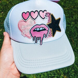 Graue Multi-Patch Trucker Hat - Pink, Gepard, Herzen, Lippen & Stern Patches, Trendy Ästhetische Snapback Cap- Geschenk für Sie - Partyhut