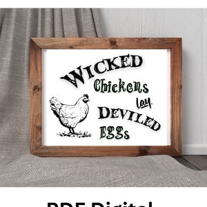 Pode incluir: Uma ilustração em preto e branco de uma galinha com o texto "Wicked Chickens lay Deviled Eggs" em uma fonte verde sobre um fundo branco.