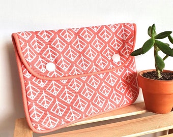 Pochette en tissu cousue main idéale papiers identité maquillage coloris Corail