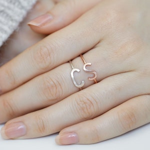 Anillo con inicial lateral personalizado•Anillo de oro con número delicado•Anillo de letra minúscula de plata esterlina personalizado•Anillo de apilamiento•Anillo de nombre personalizado•Regalo de madre