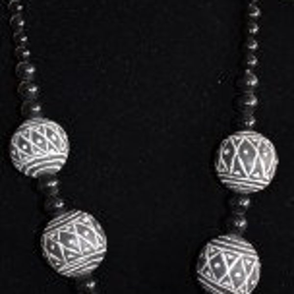 Collier de perles en terre cuite en noir et blanc
