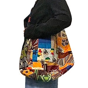 Sac bandoulière en tissu patchwork teint et en wax africain, sac de sport large bretelles, sac besace, sac de marche, sac de plage.