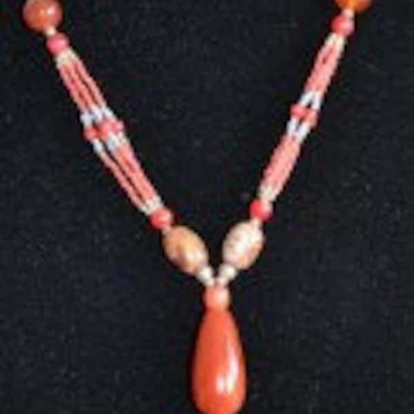 Collier de perles rouges