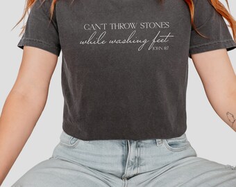 No puedo tirar piedras mientras lavo los pies- Juan 8:7 -Camiseta Comfort Colors -Camisetas suaves -Camiseta unisex