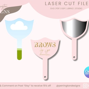 以下が含まれることがあります： 金色のデザインが施されたピンク色の手鏡のカットアウトが2つ。1つの鏡は雲のデザイン、もう1つは金色のデザインで「Brows by Lys」と書かれている。鏡はピンク色の背景の上に置かれている。