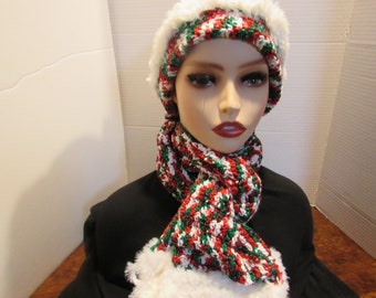 Conjunto de gorro y bufanda navideños de ganchillo hechos a mano, con destellos plateados y piel sintética.