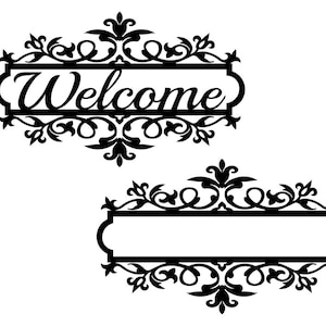 Peut inclure: Deux pancartes d'accueil en métal noir avec des volutes ornées. La pancarte du haut porte le mot "Welcome" dans une police décorative. La pancarte du bas est vide.