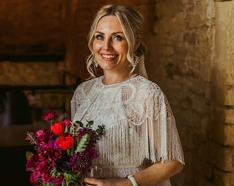 Cape ornée de Suzi en blanc inspiré des années 20, veste de bal de mariage clapet, boléro Great Gatsby Art déco, cape Downton Abbey en perles, haussement d'épaules de perles