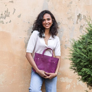 Handcrafted Leather Mini Tote Bag with Shoulder Strap and Lock - Stylish and Practical for Everyday Use in Multiple Colors