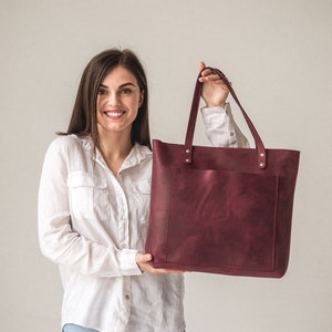 Handmade Cowhide Leather Tote Bag: Women&#39;s Shoulder Bag with Crossbody Strap