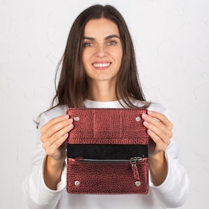 Portefeuille en cuir mince pour 6 cartes en cuir grainé détaillé, offrant un design minimaliste et unisexe avec durabilité et style