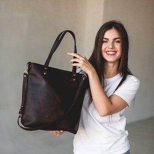 Sac fourre-tout personnalisé en cuir véritable - Cadeau d'anniversaire personnalisé pour femme - Porte-monnaie zippé - Essentiel de voyage - Cadeau fait main pour elle