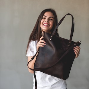 Sac fourre-tout en cuir véritable en cuir, cadeau d'anniversaire de mariage pour femme homme, sac à main en cuir à fermeture éclair, cadeau personnalisé pour elle, indispensable de voyage
