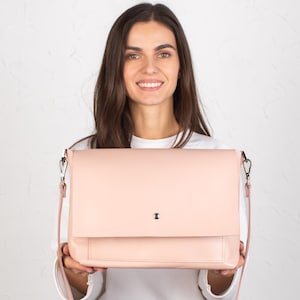 Hellrosa Leder Crossbody-Tasche mit Taschen, verstellbarer Riemen, kompakt und stilvoll, perfekt für den täglichen Gebrauch, Arbeit, Reisen, Freizeitausflüge