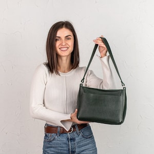 Schultertasche aus genarbtem Leder mit Reißverschluss | Echtleder Handtasche mit Ripsband | Handgemachte Ledertasche für Frauen | Leder Damentasche
