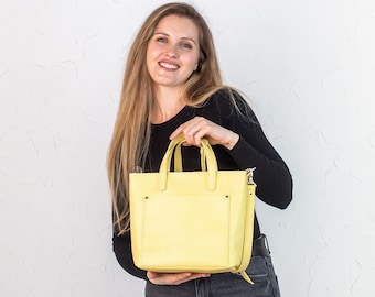 Mini bolso tote de piel granulada amarilla: bolso de mano para mujer hecho a mano