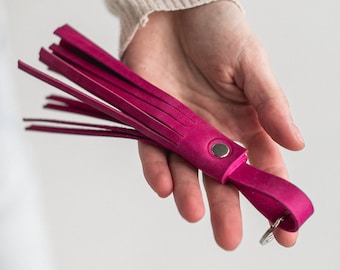 Leder Quaste Schlüsselanhänger - Minimalistischer Taschenanhänger mit Metallring - erhältlich in verschiedenen Farben und Hardware-Oberflächen