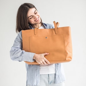 Medium tote bag with zipper outlet