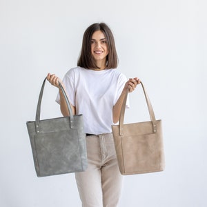 Bolso bandolera de piel para portátil con bolsillos con cremallera opcionales.