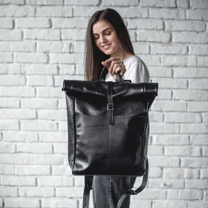 Black Glossy Leather Rolltop Backpack, Handmade Travel Laptop Bag for Women and Men, Personalized afbeelding 6