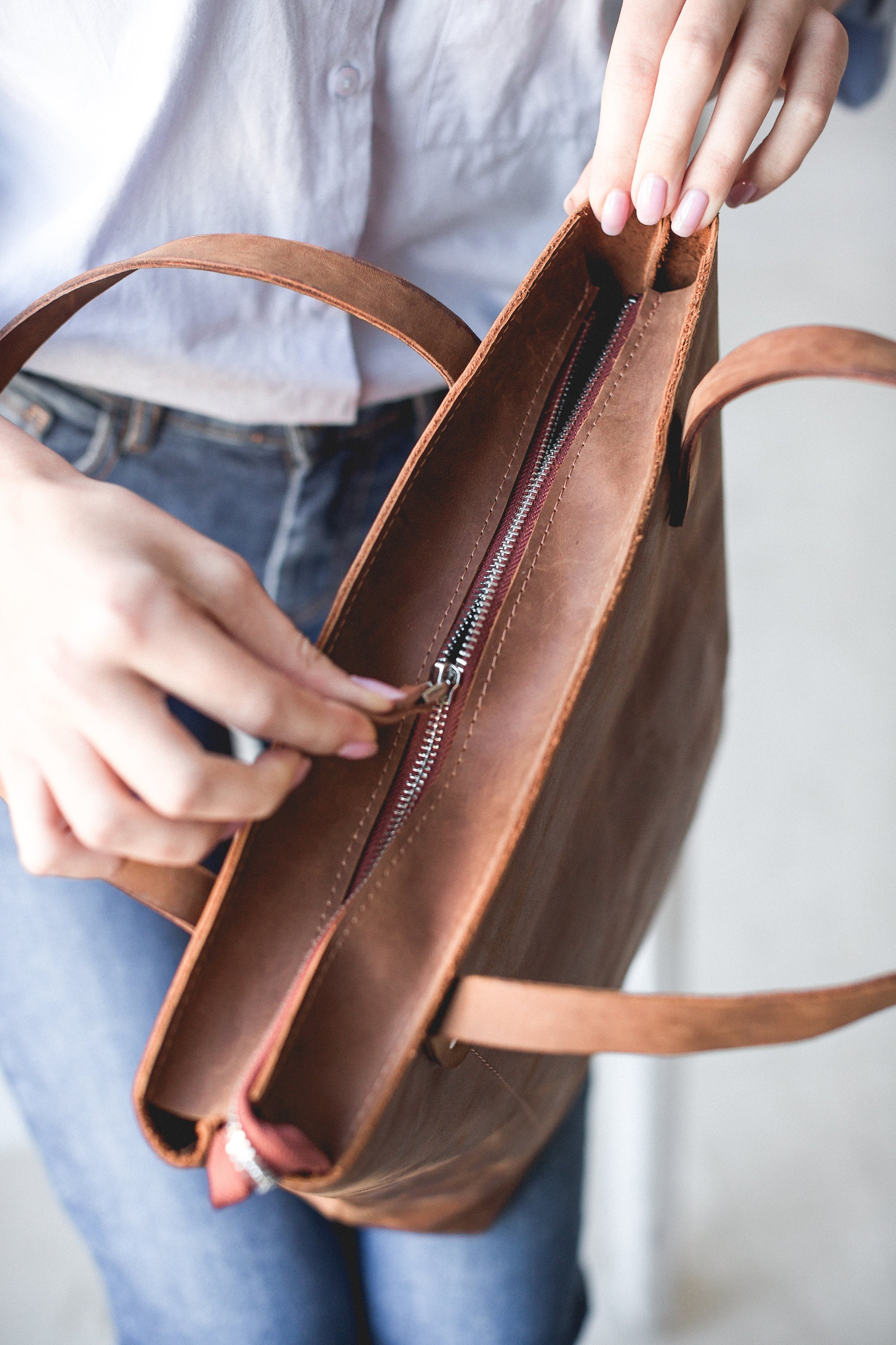 バッグ made in NYC brown leather hand bag Dark Brown Leather Tote Bag: Handmade Zippered Shoulder Bag