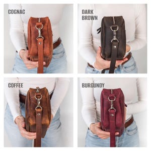 Pu&ograve; includere: Quattro borse a tracolla in pelle di diversi colori: cognac, marrone scuro, caff&egrave; e bordeaux. Ogni borsa ha una chiusura argentata e una lunga tracolla.