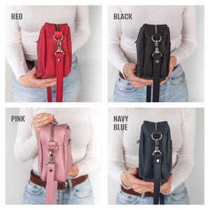 Pu&ograve; includere: Quattro borse a tracolla in pelle di diversi colori. Le borse sono mostrate in rosso, nero, rosa e blu navy. Ogni borsa ha una cerniera argentata e una chiusura argentata.