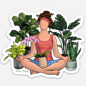 Puede incluir: Una mujer se sienta con las piernas cruzadas rodeada de plantas, sosteniendo una orqu&iacute;dea en maceta. Lleva un top rojo sin mangas con el texto "Plant Lady" y pantalones azules. Las plantas incluyen una higuera de hoja de viol&iacute;n, una monstera, una planta serpiente y una azucena de la paz.