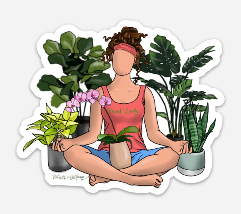 Puede incluir: Una mujer se sienta con las piernas cruzadas rodeada de plantas, sosteniendo una orqu&iacute;dea en maceta. Lleva un top rojo sin mangas con el texto "Plant Lady" y pantalones azules. Las plantas incluyen una higuera de hoja de viol&iacute;n, una monstera, una planta serpiente y una azucena de la paz.
