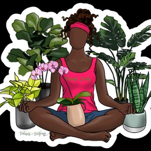 Puede incluir: Una mujer sentada con las piernas cruzadas rodeada de plantas de interior, incluyendo una higuera de hoja de viol&iacute;n, una monstera, una planta serpiente y una orqu&iacute;dea. Lleva un top rosa sin mangas con las palabras "Plant Lady" impresas.
