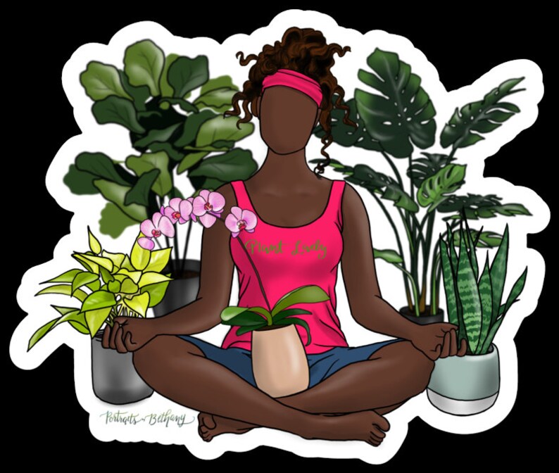 Puede incluir: Una mujer sentada con las piernas cruzadas rodeada de plantas de interior, incluyendo una higuera de hoja de viol&iacute;n, una monstera, una planta serpiente y una orqu&iacute;dea. Lleva un top rosa sin mangas con las palabras "Plant Lady" impresas.