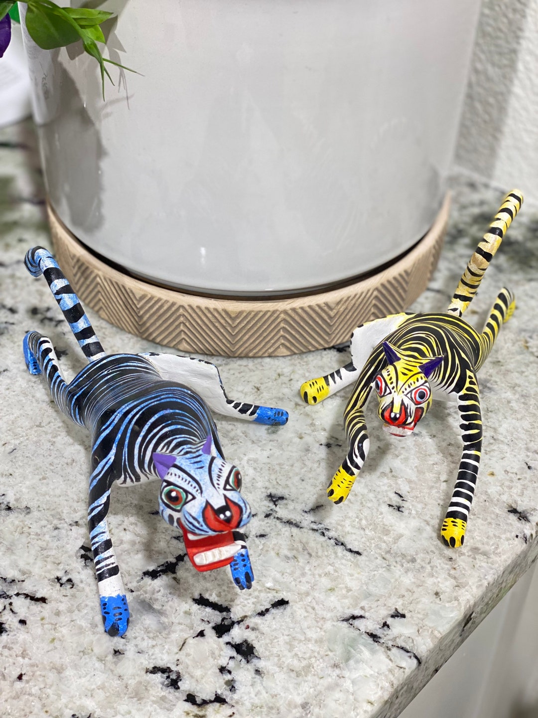 FIRE TIGER/LOVE SO BRIGHT ALICATE等３枚プラス Handcrafted Copal Wood Tiger Alebrije – Oaxaca Folk Art Figurine