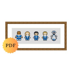 Può includere: Opera d'arte a punto croce raffigurante cinque personaggi dei cartoni animati in uniformi blu, incorniciata in una cornice di legno marrone. Le figure includono quattro persone e un robot, tutti con disegni pixelati. Il logo PDF si trova in basso a sinistra.