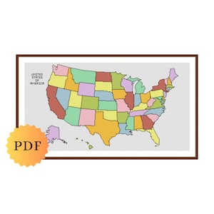 Puede incluir: Un patrón de punto de cruz de un mapa de los Estados Unidos de América, con cada estado coloreado en un color pastel diferente. El patrón está enmarcado en un marco marrón y etiquetado como "United States of America".