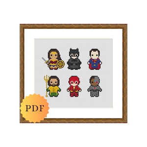 Puede incluir: Un patrón de punto de cruz enmarcado que presenta un grupo de superhéroes, incluidos Superman, Batman, Wonder Woman, Aquaman, Flash y Cyborg. El patrón está en un estilo pixelado y es perfecto para el punto de cruz.