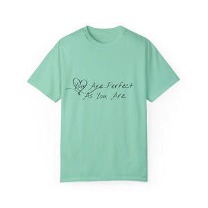 Camiseta unisex con estampado de letras y corazones Positive Vibes 100 % algodón, eres perfecta tal como eres, camiseta gráfica informal cómoda de manga corta