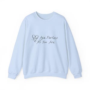 Sudadera unisex con cuello redondo y estampado de letras y corazones Positive Vibes, eres perfecta tal como eres, cómoda sudadera informal de manga larga