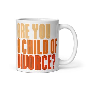 Könnte beinhalten: Weiße Keramiktasse mit dem Text "ARE YOU A CHILD OF DIVORCE?" in einem Farbverlauf von Orange und Gelb. Die Tasse hat einen weißen Henkel und ist für Heißgetränke konzipiert.