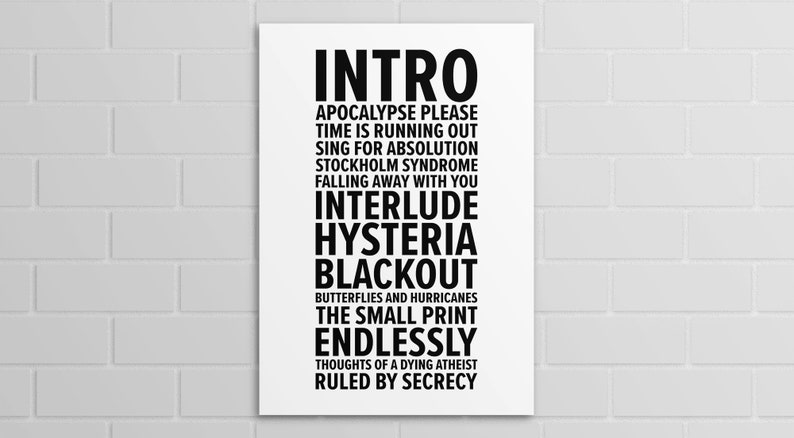 Puede incluir: Impresi&oacute;n tipogr&aacute;fica en blanco y negro con el texto "INTRO", "APOCALYPSE PLEASE", "TIME IS RUNNING OUT", "SING FOR ABSOLUTION", "STOCKHOLM SYNDROME", "FALLING AWAY WITH YOU", "INTERLUDE", "HYSTERIA", "BLACKOUT", "BUTTERFLIES AND HURRICANES", "THE SMALL PRINT", "ENDLESSLY", "THOUGHTS OF A DYING ATHEIST", "RULED BY SECRECY".