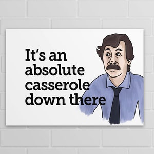 Peut inclure: Un fond blanc avec un dessin animé d'un homme avec une moustache et une chemise et une cravate bleues. Le texte "It's an absolute casserole down there" est écrit en noir.