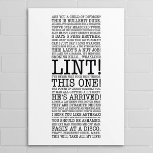 Peut inclure: Impression typographique en noir et blanc au ton humoristique et sarcastique. L'impression présente une série de phrases et de phrases, notamment "This is bullshit dude", "Lint!" et "He's arrived!"