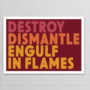 Peut inclure: Impression encadrée avec l'inscription "DESTROY DISMANTLE ENGULF IN FLAMES" dans une police audacieuse et superposée. Le texte est en nuances de rouge, orange et jaune sur fond rouge foncé. Sur un mur de briques blanches.