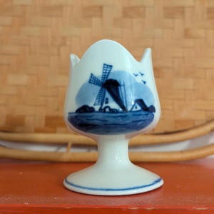 Stara ceramika Delftware - niebiesko-biały kieliszek do jajek - falisty brzeg