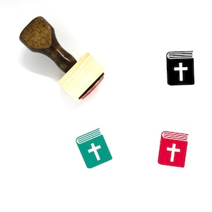 Puede incluir: Un sello de madera con un mango y una base rectangular. El sello presenta una imagen en blanco y negro de un libro cerrado con una cruz en la portada. El sello se muestra con otras tres versiones de la imagen en diferentes colores: negro, verde y rojo.
