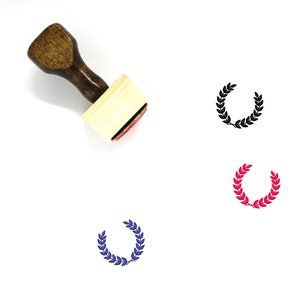 Puede incluir: Un sello de madera con mango y base rectangular. El sello presenta un diseño de laurel negro, rojo y azul.