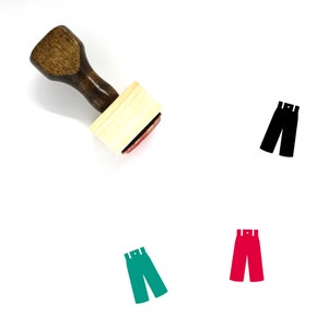 Puede incluir: Un sello de madera con un mango marrón y una base rectangular. La impresión del sello muestra un pantalón negro, y también hay ilustraciones de pantalones verdes y rojos sobre fondo blanco.