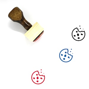 Könnte beinhalten: Ein Holzstempel mit braunem Griff und einer hellfarbigen rechteckigen Basis. Der rote Abdruck des Stempels zeigt einen Keks mit einem Biss. Drei Keks-Icons in Schwarz, Blau und Rot sind ebenfalls sichtbar.