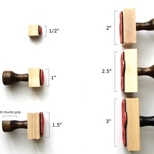 Puede incluir: Conjunto de cinco sellos de madera con superficies de entintado de goma roja. Los sellos miden 1,27 cm, 2,54 cm, 3,81 cm, 5,08 cm y 6,35 cm. Todos los mangos vienen con un agarre para el pulgar.